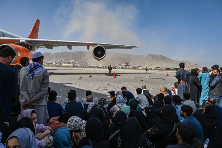 Estados Unidos anuncia represalias por atentados a aeropuerto de Kabul
