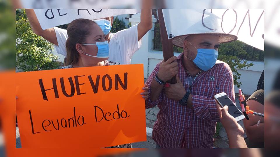 Regidor de Tampico arma protesta contra Comapa y activistas se la boicotean