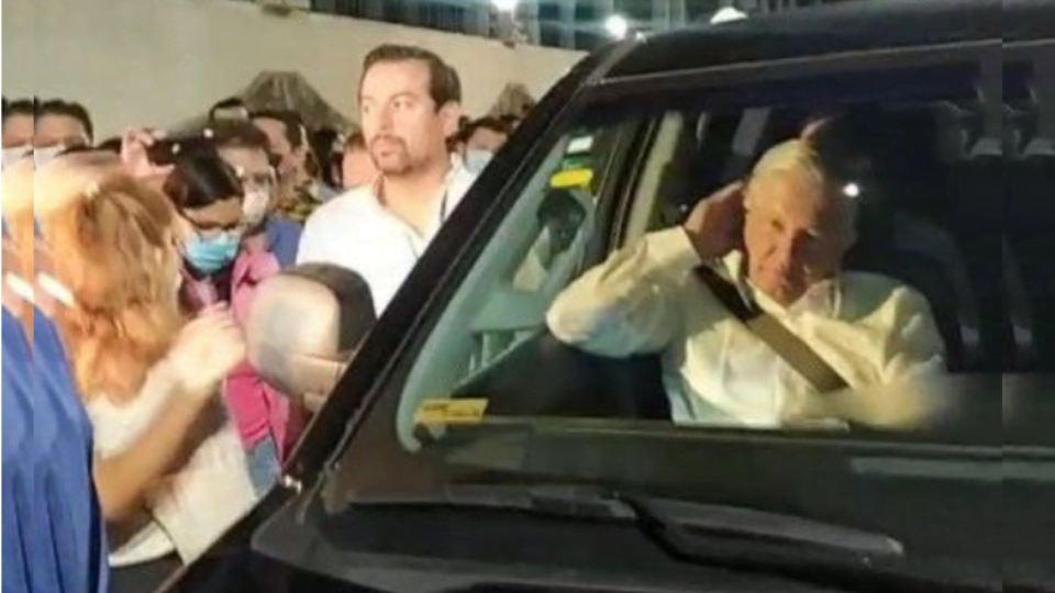 Maestros de la CNTE retienen a AMLO en Chiapas; inicia ‘mañanera’ sin él