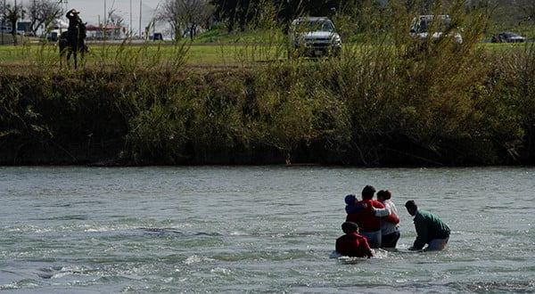 Regresan ilegales por el río Bravo al ver operativo de seguridad