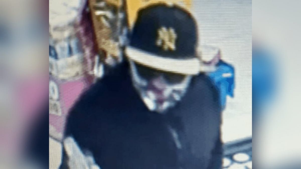 Delincuente asaltó una tienda de conveniencia utilizando una hacha