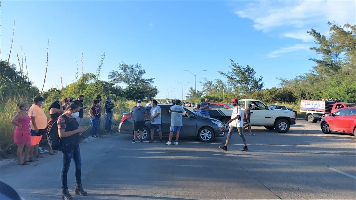 Por falta de luz, vecinos bloquean corredor urbano en Ciudad Madero