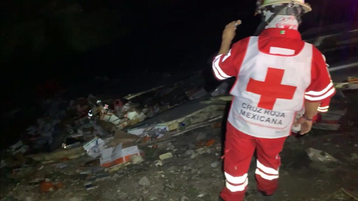 Tráiler cae a voladero en carretera Rumbo Nuevo