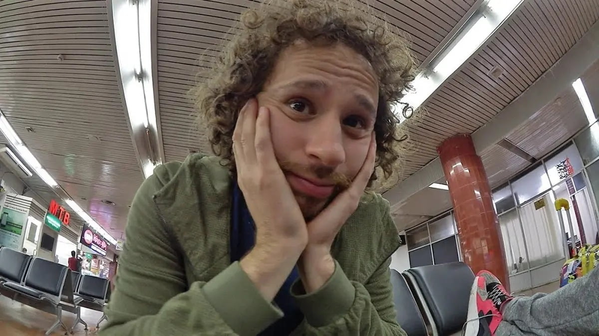 Luisito Comunica se desmaya ante acoso de fans