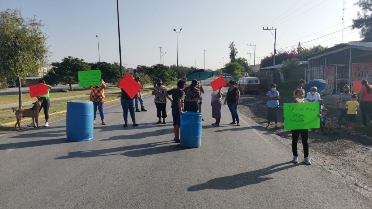 Colonos Bloquean libramiento en Victoria, no tienen agua y les cobran las pipas