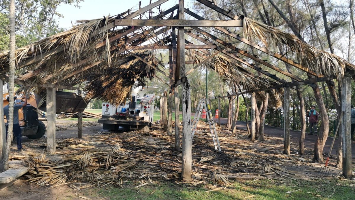 Vándalos desafían autoridad y vuelven a prenderle fuego a palapa en Tampico