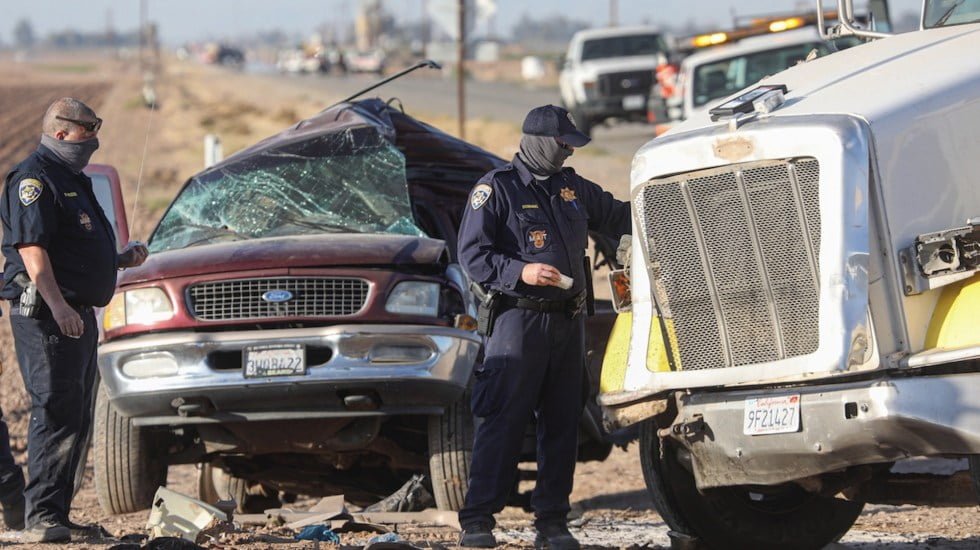 Al menos tres mexicanos entre los 10 migrantes muertos en accidente en Texas