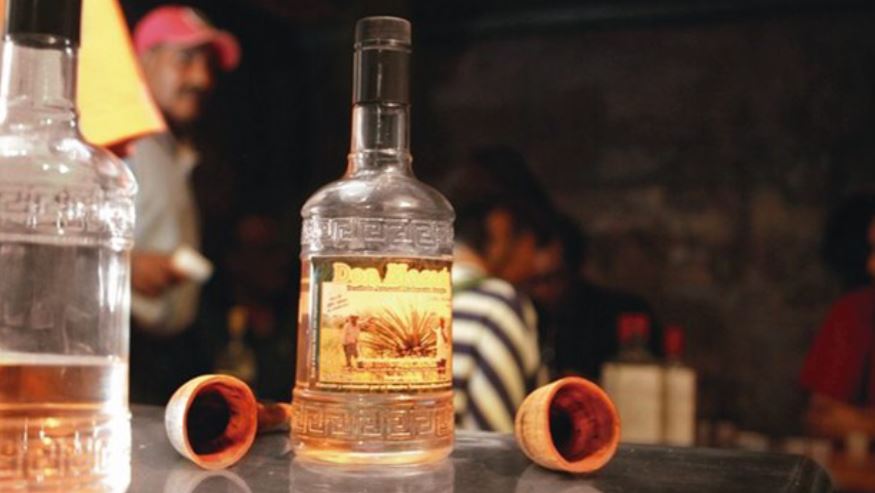 Se mata al ingerir tres litros de mezcal