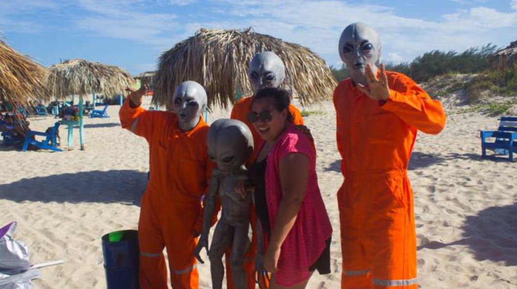 !!Aliens invaden playa Miramar¡¡ Bailan y conviven con turistas 