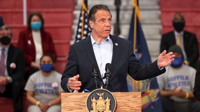 Gobernador de Nueva York renuncia tras denuncias de acoso sexual