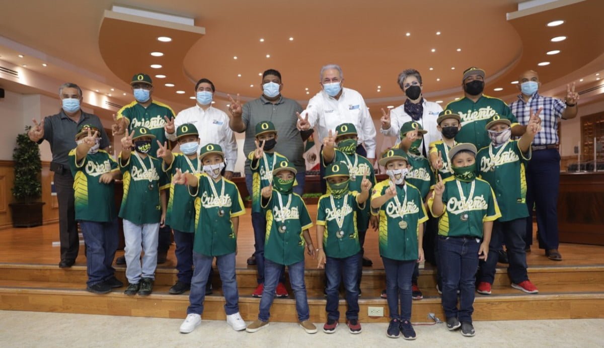 Reconocen a beisbolistas campeones en Presidencia Municipal de Victoria