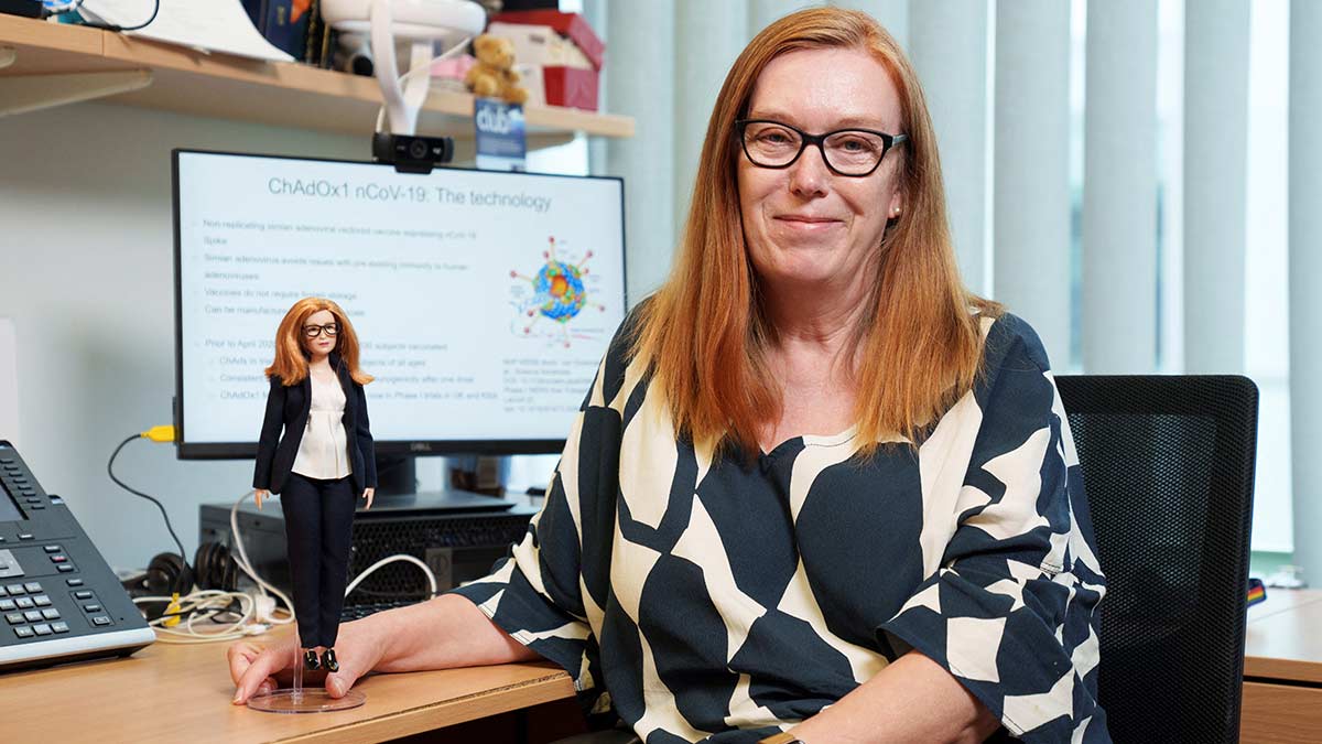 “Barbie Oxford”, creadora de la vacuna AstraZeneca tiene su propia muñeca