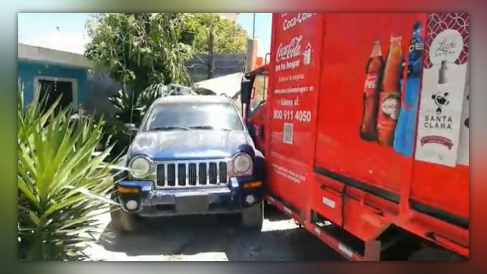 Distraído chofer de la “Coca Cola” los deja sin barda y sin luz