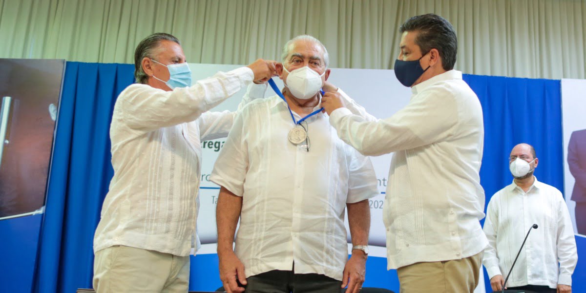 Entrega Gobernador Francisco Cabeza de Vaca la medalla “Fray Andrés de Olmos”