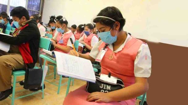 Aglomeraciones en escuelas de Laredo, Texas, en primer día de clases presenciales
