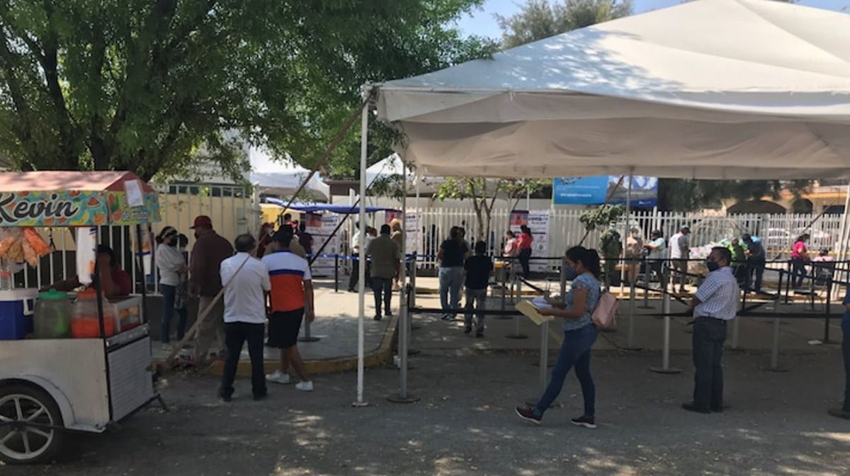 Rechazan a maestros en sedes de vacunación; buscan aplicarse segunda dosis 