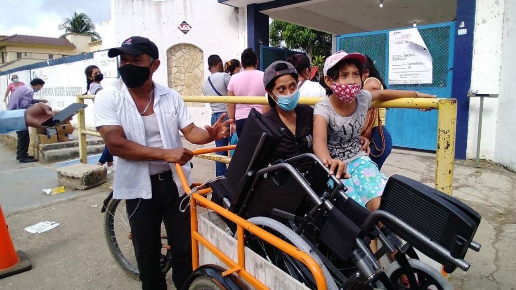 En un triciclo, lleva a su hermana con hidrocefalia a vacunar en Altamira  