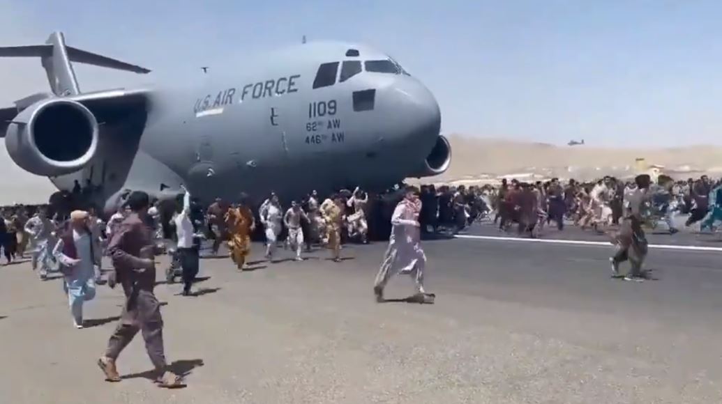 Caos en aeropuerto de Kabul; miles buscan abandonar el país 