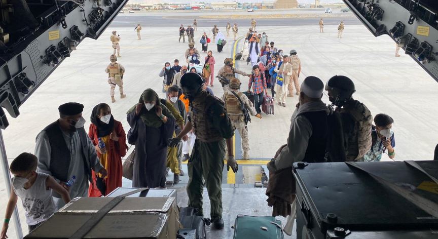 El Talibán impedirá ingreso de afganos a aeropuerto para abandonar el país