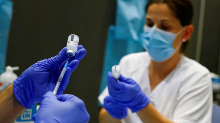 Investiga nuevos efectos secundarios de Pfizer y Moderna 