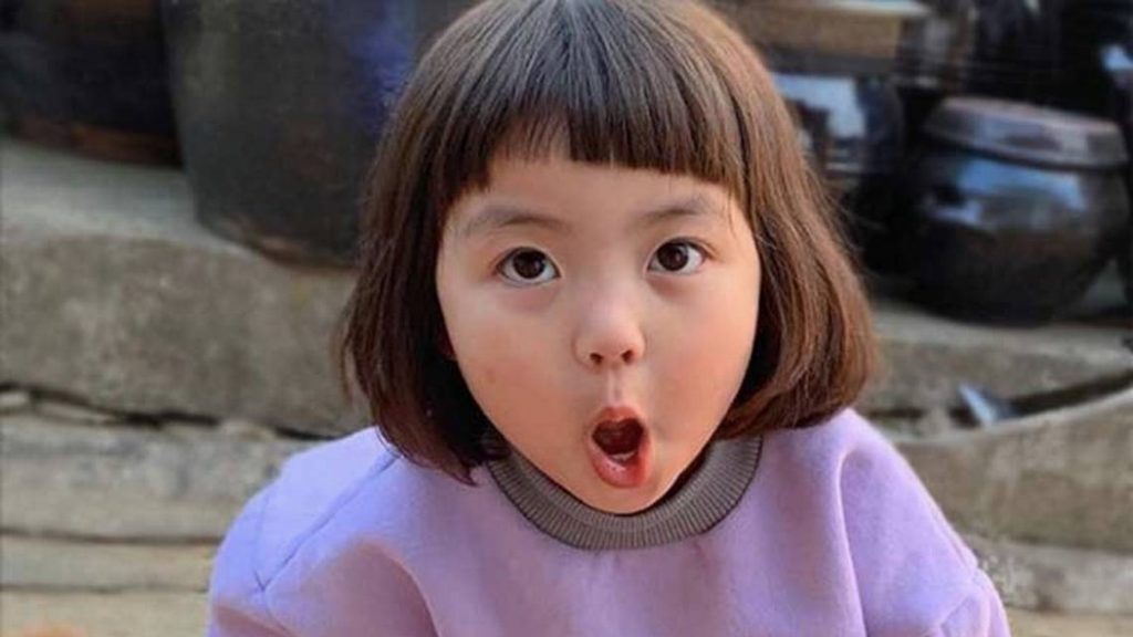 Prohibirían imagen de niña coreana para memes y stickers, madre alista demanda