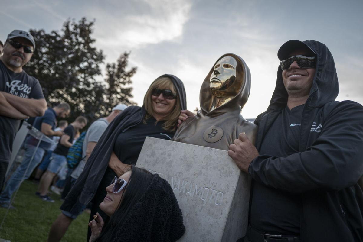 Dedican una estatua al misterioso fundador de Bitcoin