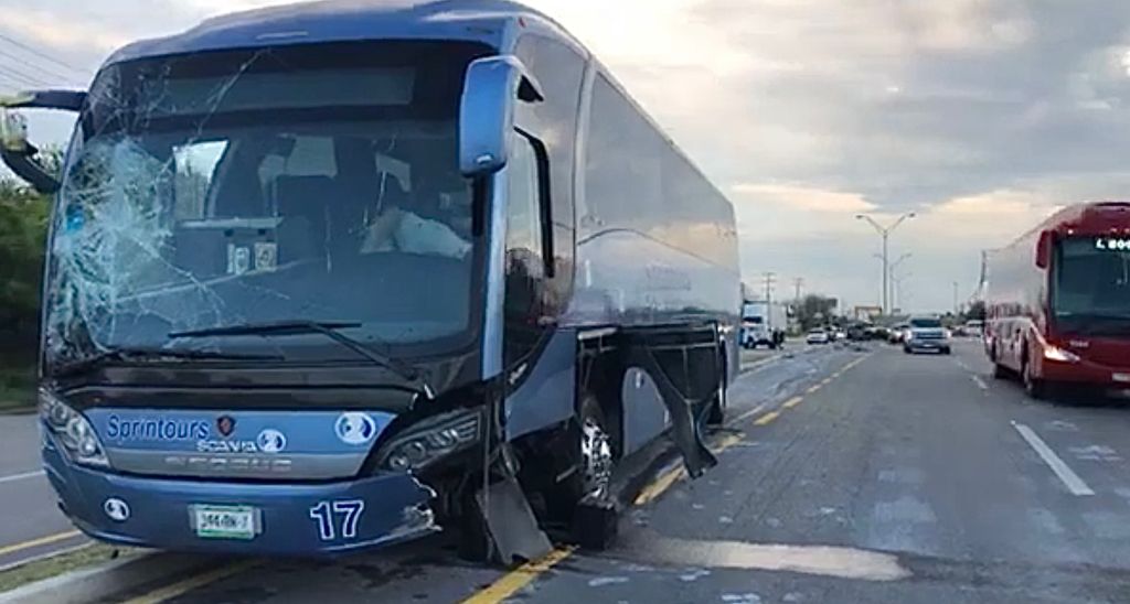 Chocan en Nuevo Laredo autobús de pasajeros y tráiler, este último huye
