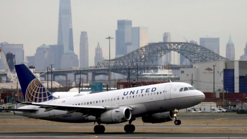 United Airlines despedirá a casi 600 trabajadores por negarse a vacunarse