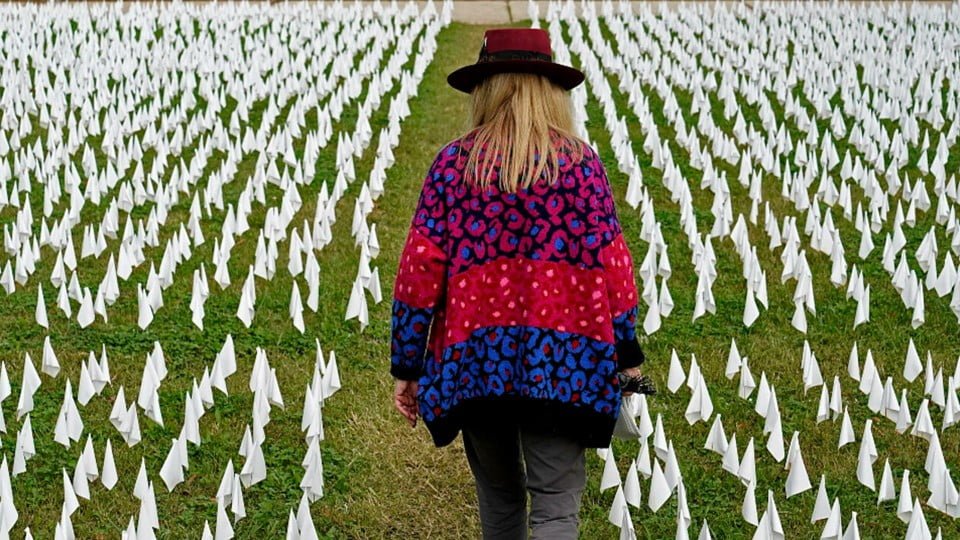 Con 600 mil banderas blancas se honran a muertos por Covid en EE.UU.
