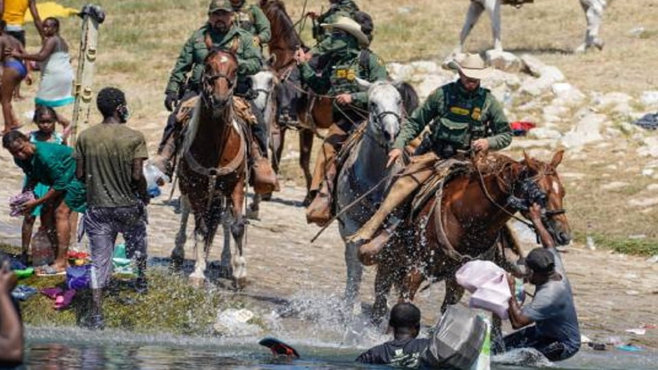 Investiga EU casos de agentes a caballo ‘arreando’ migrantes en Texas