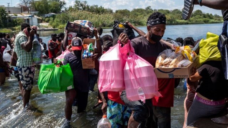 Texas solicita declaratoria de emergencia por migrantes