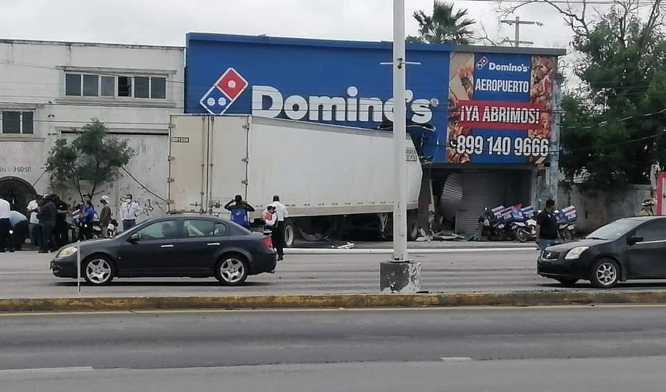 Camión se estrella contra pizzería en Reynosa