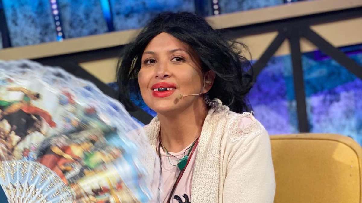 Hospitalizan a ‘La Chupitos’ y presume su suero en redes