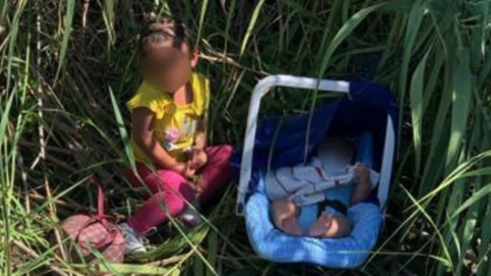 Migrantes abandonan en el río a niña de dos años y bebé de 3 meses