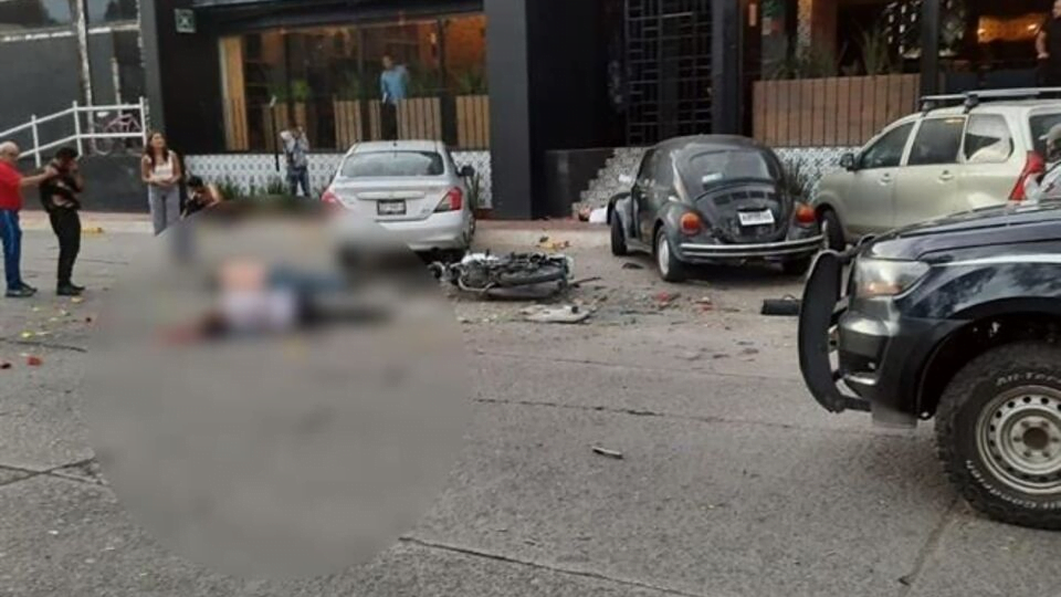 Entregan paquete en restaurante de Salamanca; explota y deja al menos 2 muertos