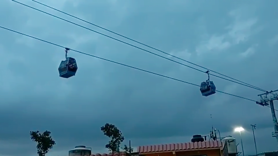Video Falla en Línea 2 del Cablebús deja a usuarios colgados casi una hora