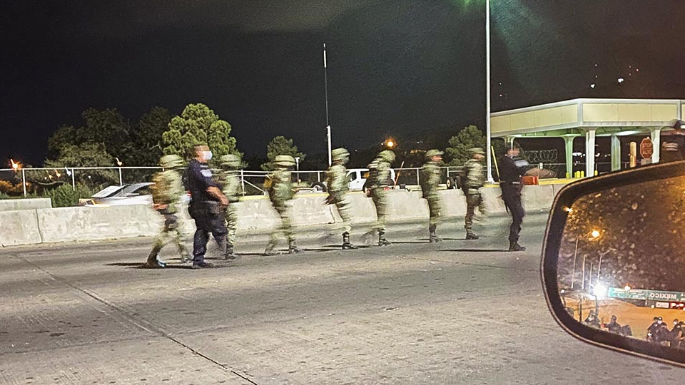 EU confirma que fueron 14 los soldados mexicanos detenidos en la frontera; uno de ellos traía marihuana