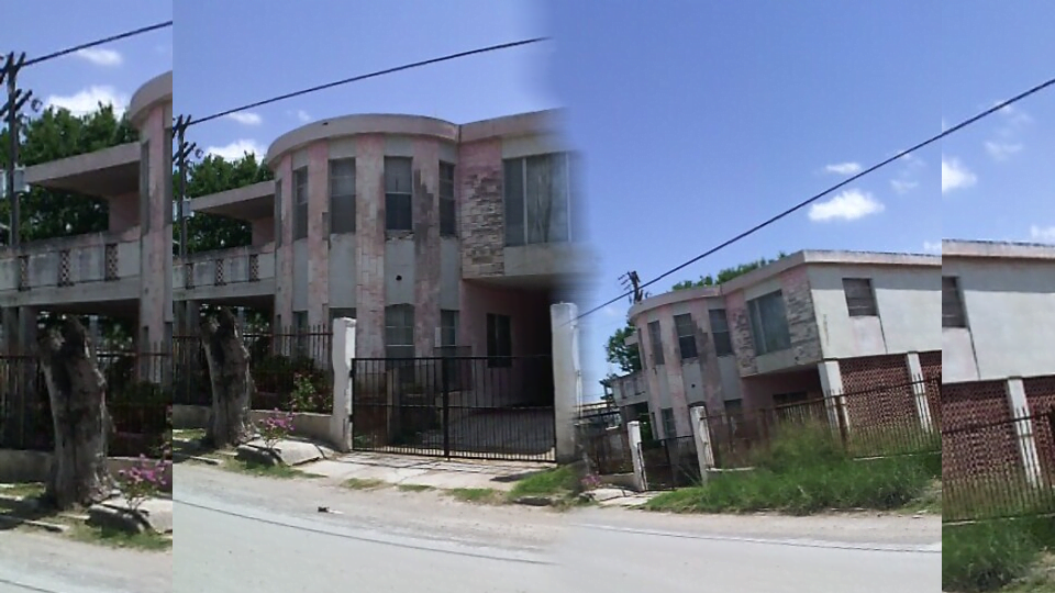 Casa de Rigo Tovar rodeada de Maleza y basura