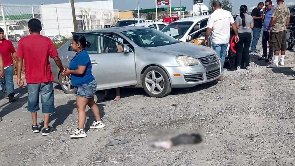 Joven conductora atropella a mujer, arrancando una de sus la piernas