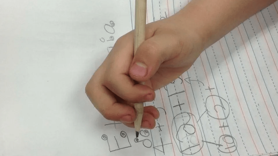 Tras clases a distancia, niños olvidan hasta como sujetar un lapiz: SET
