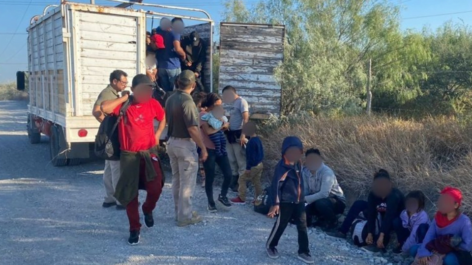 Rescatan a 103 migrantes en limites de Nuevo León y Tamaulipas