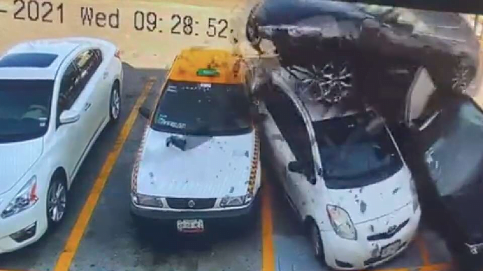 ¡De película! video muestra como auto ‘vuela’ e impacta a otros vehículos en Nuevo Leon