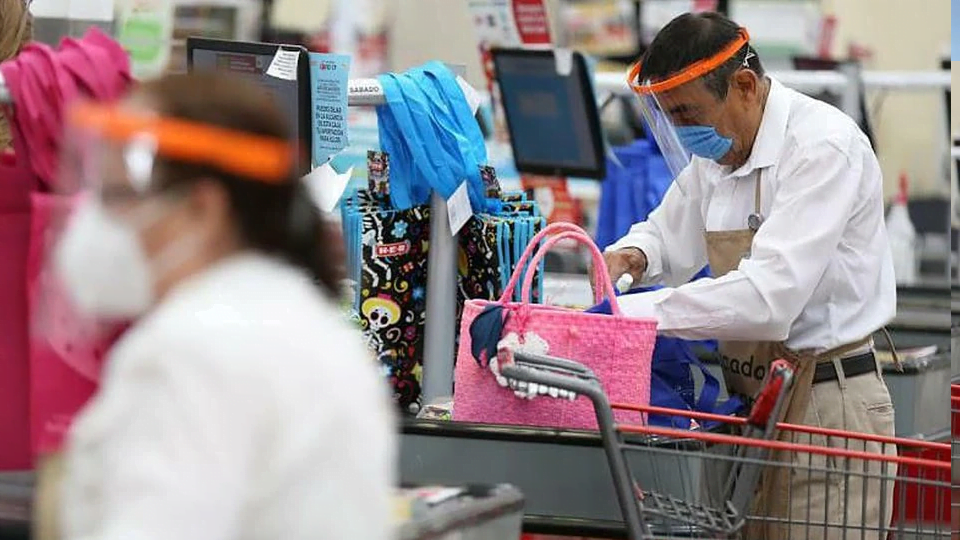 Adultos mayores regresan a empacar en tiendas de autoservicio de Cd. Madero