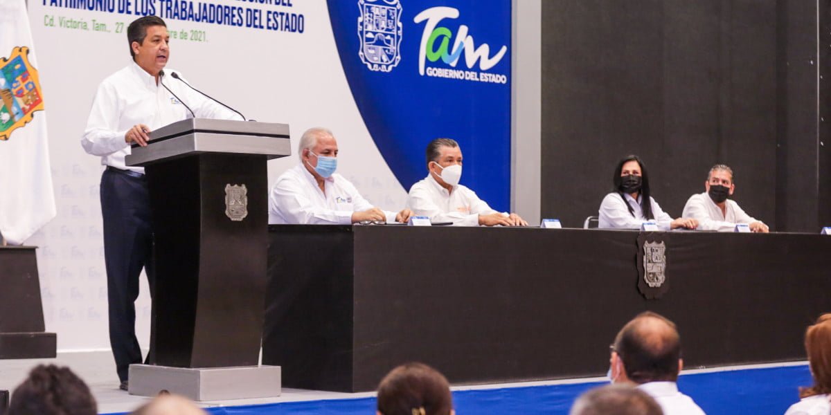 Cumple Francisco García Cabeza de Vaca a los trabajadores del Gobierno del Estado