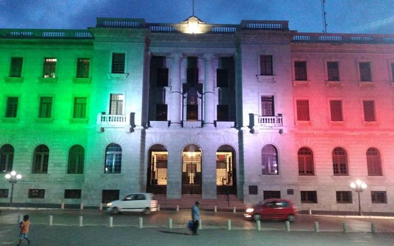 Se iluminan edificios de Tampico con los colores patrios