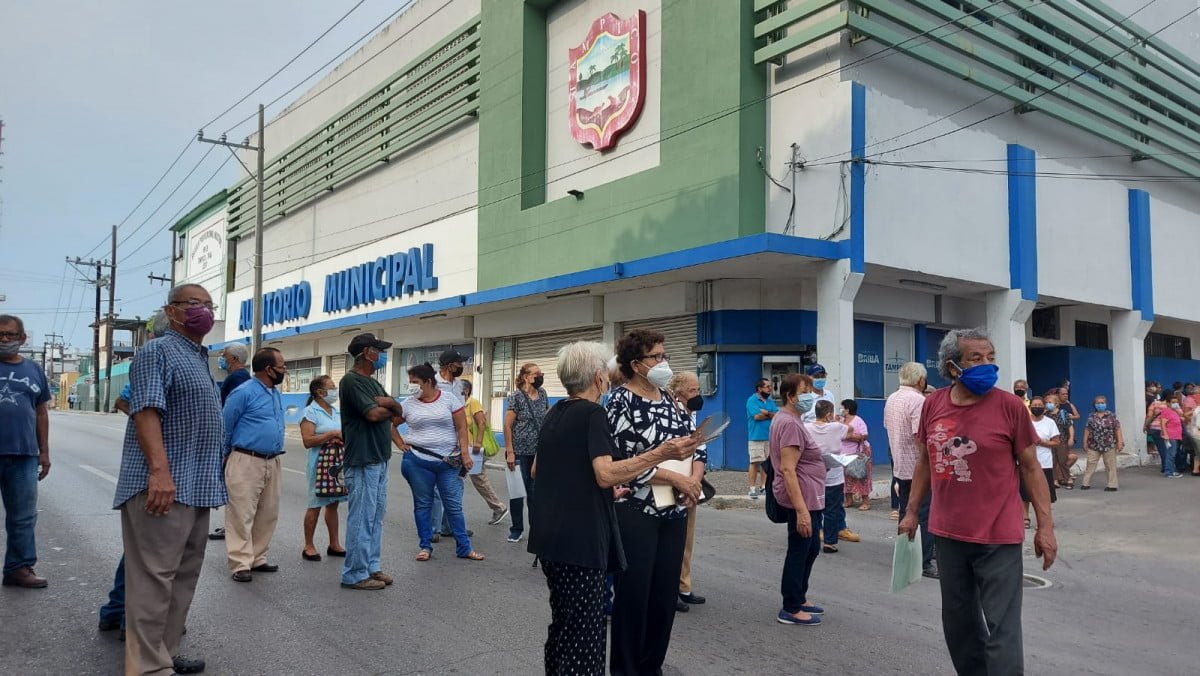 Abuelitos bloquean Avenida; protestan contra municipio de Tampico