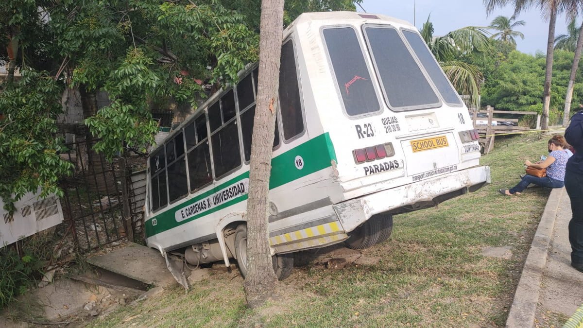 Microbús cae a canal a cielo abierto en Tampico; hay pasajeros lesionados