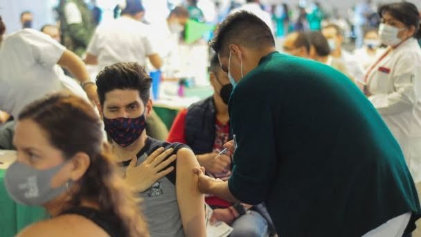 Veracruzanos intentan vacunarse contra Covid en Tampico y Madero