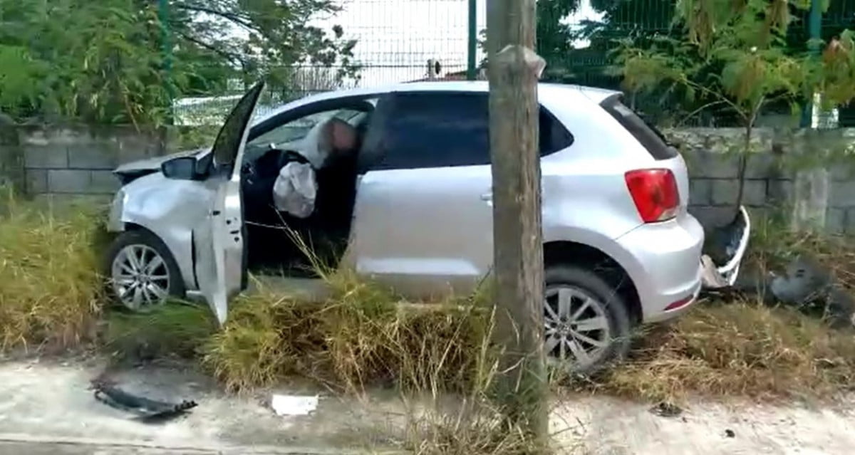 Distraído chofer provoca fuerte choque contra barda de primaria en Victoria