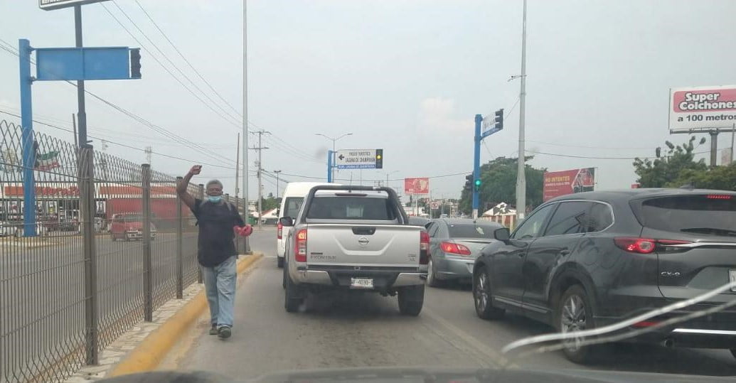 Para poder alimentarse y seguir su camino, haitianos piden ayuda económica en Altamira